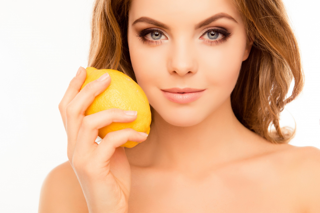 2019girls beautyful girls tender blue eyed girl with lemon in hand 135550